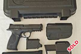 Smith & Wesson M&P40, Smith & Wesson M&P40 with full Range and Carry Kit. Excellent condition, less than 1k rounds. Kept in safe most of its life.