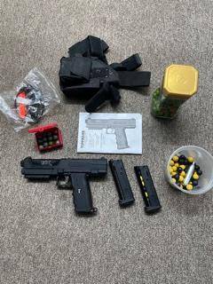 Tippmann TipX Combo, TipX Marker
3 x Mags
Cleaning/service kit, never opened
Owners Manual
Side Leg Holster
Paintballs
PepperBalls (VERY POTENT)
Solid Plastics and Rubber Balls