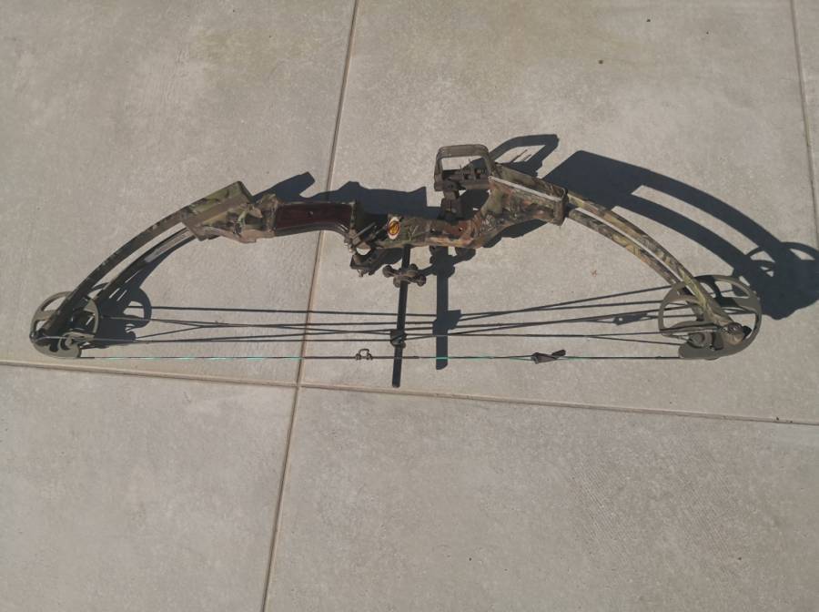 Ben Pearson bow, 24lb-40lb bow with sight, stabilizer and arrow rest. Bow is perfect for a child getting into archery. Contact me on 072 584 2673