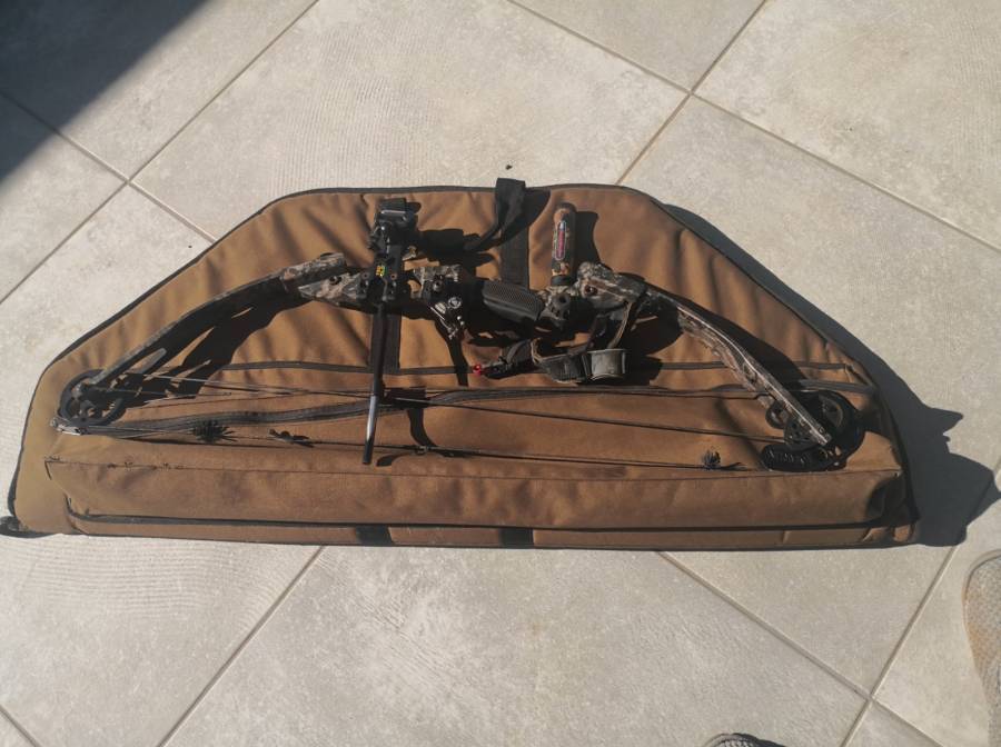 Martin Magnum bow, Fully kitted 60lb-70lb compound bow with sight, stabilizer, arror rest, protective bag and trigger. 072 584 2673