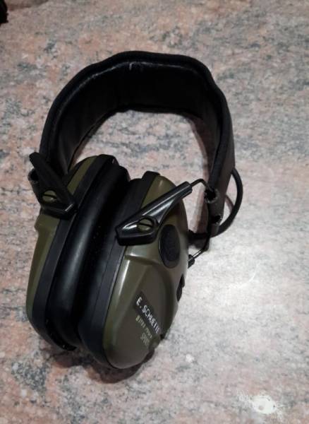 Honeywell/Howard Lee Active Noise Cancelling Muffs, Active noise cancelling ear muffs.