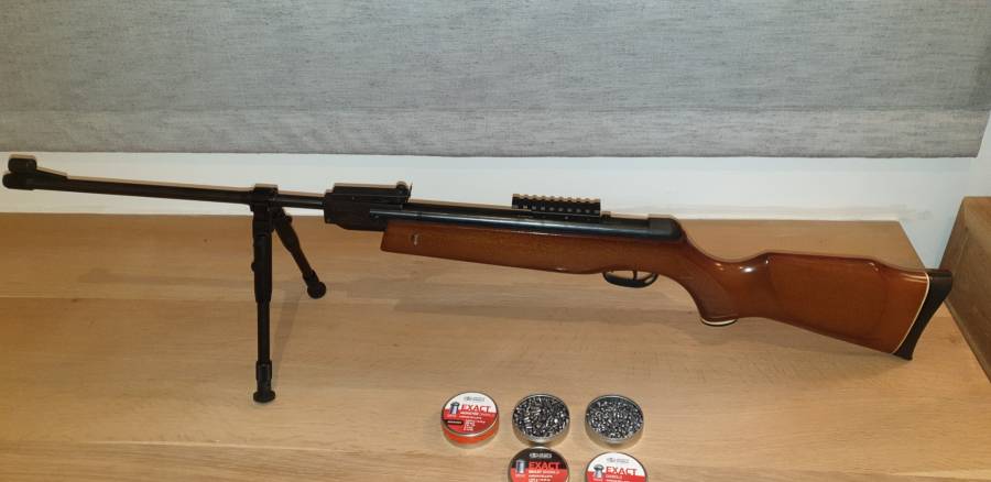Magnum Gamo 2000, Gamo Magnum 2000 .177
includes bipod, dovetail to picatinny rail
3 boxes of pellets (2 basically full) 1 never opened
all extras alone are worth more than the asking price
This is an insanely powerfull springer. Have taken rabbit & guinie fowl with it.