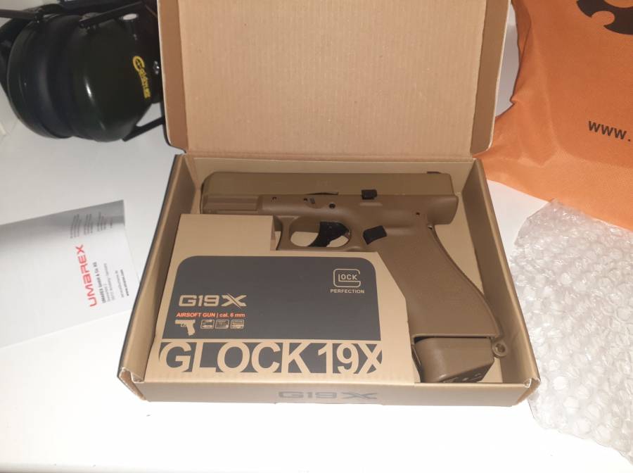 Glock 19x Airsoft gun (Perfect condition) , Bought the airsoft gun and used it for practice on a paper target. Perfect condition with no damage at all. Comes with the box and 2800 bbs. Has just been sitting in my cupboard so want to get rid of it.

Contact me If you interested (Price is negotiable)