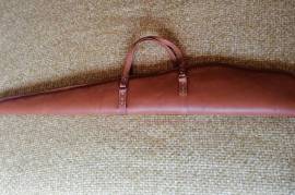 Genuine leather Rifle bag, Genuine leather hunting rifle bag.
Sheep skin inner that takes the shape of the rifle and protects it from damaging.
Brand new, spotless condition.

Size: 135cm (L) x 23cm (W)
