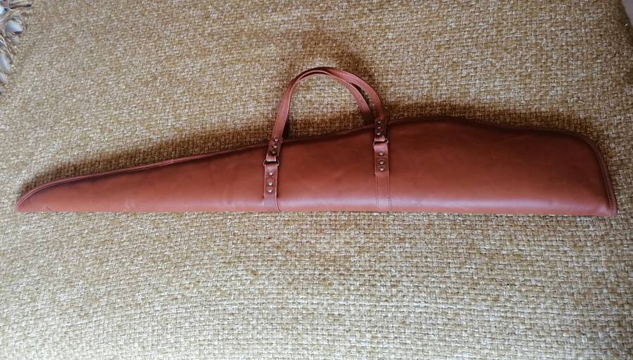 Genuine leather Rifle bag, Genuine leather hunting rifle bag.
Sheep skin inner that takes the shape of the rifle and protects it from damaging.
Brand new, spotless condition.

Size: 135cm (L) x 23cm (W)
