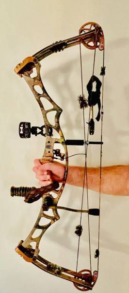 HOYT Compact Bow, TrykonXL Bow, Weight: 60:70, Length: 28, String: 53:75 Fiberoptic Sight, good grips, damper, Trophy tracker.