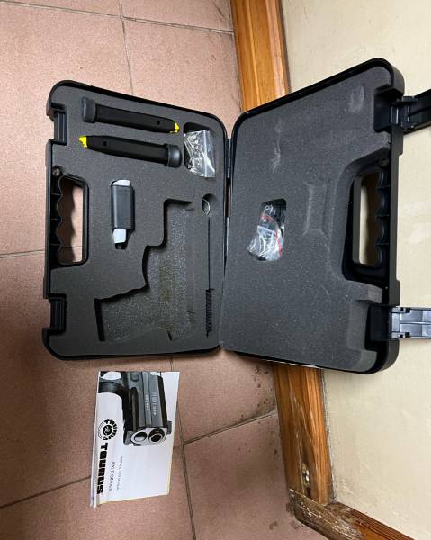 20 Taurus 9mm magazines and loaders for sale!!, 20 Magazines and 13 loaders all for R3000. BRand new, in the cases if you want them, no charge. Also cleaning utensils, grip replacements and tools for changing them, all included. 