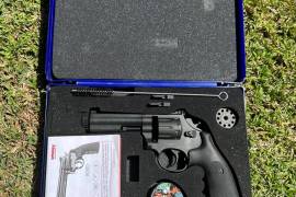 Smith & Wesson 586 , Umarex S&W C02 powered Revolver, Like new, barely used, with carry case