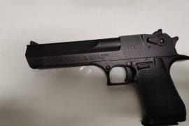 Desert eagle 44 mag, Very good condition. 
Israeli manufacturered. 
3 mags. 
Original box and manual. 