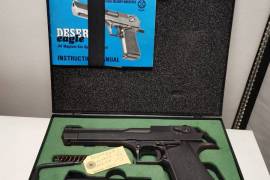 Desert eagle 44 mag, Very good condition. 
Israeli manufacturered. 
3 mags. 
Original box and manual. 