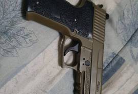 Sig Sauer P226 .177 CO2 , Sig Sauer P226 pistol.  .177 cal.  Incl some CO2 cannisters and holster.  
