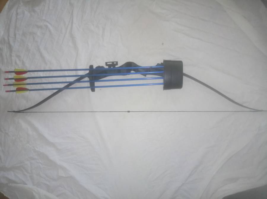 Recurve bow, 
Draw weight: 20 LBS
Draw length: 61,0 cm
Velocity: 85 FPS - 26 m/s
Weight: 748 grams
Length: 116,8 cm

Great for beginners or someone wanting to practice at home. Comes with pin sight and 4 aluminum arrows that have interchangeable heads that can be replaced. 
Urgent sale. 
Please feel free to contact me over whatsapp if needed. 

​​​​