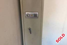 Rifle safe for sale, Yale B2 firearms safe. Place for 5 rifles and small seperately lockable internal handgun safe. Electronic keypad and manual locks. Includes SABS certificate. Perfect working condition. 