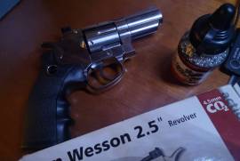 Dan Wesson 2.5 inch bb revolver, practically brand new, comes with 1500 steel bbs and 4 CO2 canisters.