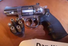 Dan Wesson 2.5 inch bb revolver, practically brand new, comes with 1500 steel bbs and 4 CO2 canisters.