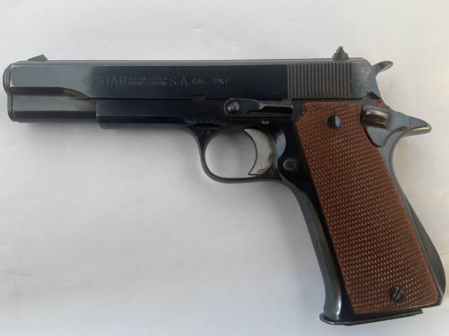 STAR SUPER B 9MM PARABELLUM PISTOL, Spanish manufactured 9mm Parabellum 8-shot single-action pistol. The pistol is in fair condition with quite a bit of holster wear.


