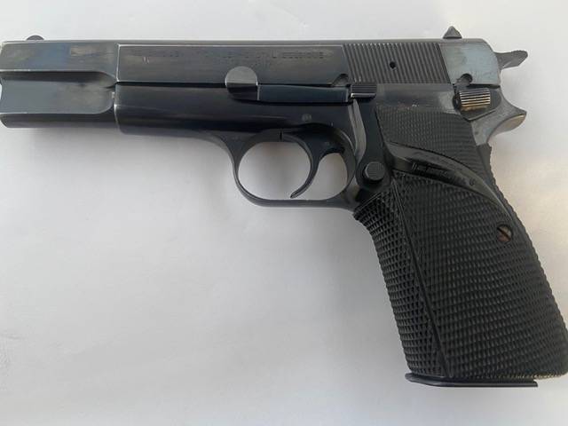BROWNING HI-POWER 9mm Parabellum PISTOL, Belgian manufactured 9mm Parabellum 13-shot single-action pistol. The pistol is in very good original condition with the original black plastic grips. Blueing is outstanding.


