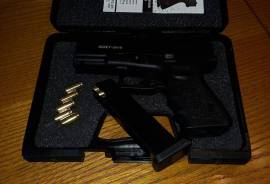 Glock 19 Blank firing Gun , Kuzey Gn19 Glock 19 self defense Gun,  non lethal. No projectile on pepper spray mist and loud bang.
For self defense use. Gives the sound of a real Gun including muzzle flash and cartridge ejected. Also uses pepper rounds that are effective at 6 meters.
