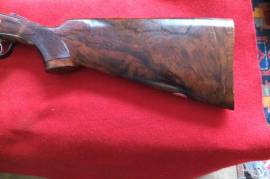 BERETTA 687EELL SHOTGUN, 12 BORE BERETTA 687 EELL OVER & UNDER. 3O INCH BARRELS. CHOKED 1/4 AND 1/2. LEATHER SLIP. USED BUT IN EXCELLENT CONDITION.ENGRAVED.SUPERB WOOD.TOP OF THE LINE MODEL OF THE FAMED 680-SERIES SHOTGUNS.NEW PRICE WILL BE APPROXIMATELY R160 000.00. GOOD INVESTMENT.