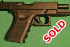 WE Tech G19 green gas blow back pistol, Pistol in great condition. Never been used on a field. It includes a 600ml can of green gas and a BWH Tactical mid ridge level 3 auto lock duty holster.