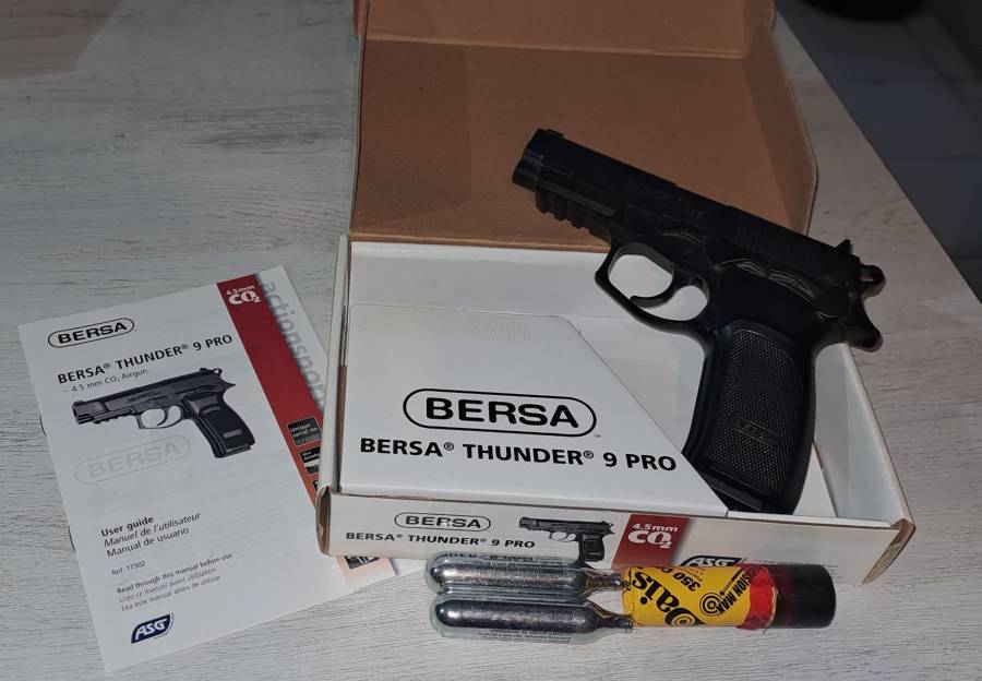 Bersa thunder 9 Pro airgun , Bersa thunder 9 Pro airgun with pellets and 2 gas tanks - R2000. Collection in Dersley Park Springs 