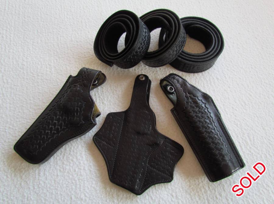 Leather and Lined Holsters and Belts, Safariland black basket weave pattern. 
Includes:
3 buckle-less belts 4cm wide, size S (110cm) M (120cm) L (137cm) on Velcro
2 left handed mid-ride holsters for 4” barrel revolvers and auto-pistols.
 
All new, never been used.
 