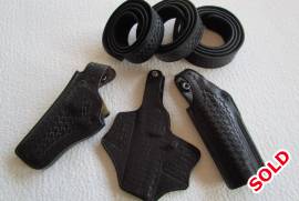 Leather and Lined Holsters and Belts, Safariland black basket weave pattern. 
Includes:
3 buckle-less belts 4cm wide, size S (110cm) M (120cm) L (137cm) on Velcro
2 left handed mid-ride holsters for 4” barrel revolvers and auto-pistols.
 
All new, never been used.
 