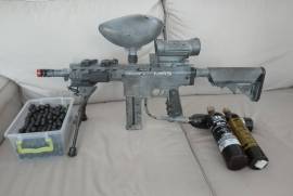 SPYDER MR5 Full House Lots Of Extras, SPYDER MR5 PAINTBALL Gun with:
Military Spec Rubberized Waterproof Scope
Bipod
Laser
Torch
Camoflage Customization
Hopper
3 Canisters
Approximately 300 Competition Paintballs
 