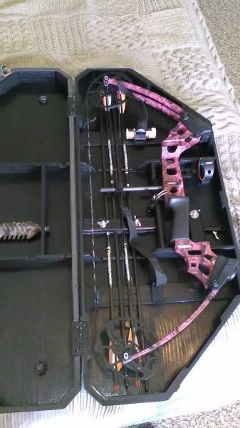 Left Hand Mission Craze compound bow., Left Hand Mission craze compound bow.
70 lbs Draw weight.
206 fps
All extras individually bought and fitted. (Worth R95000 )
Like new!
Hand made zero tolerence storage case.