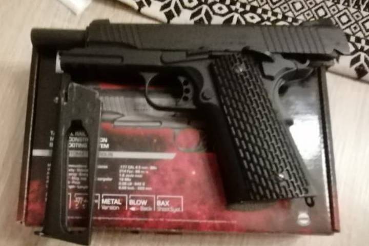 SA 1911 SEMI AUTOMATIC AIRGUN FOR SALE, This was gun was bought fro my son 3 weeks ago and he used it 4 times, and he now wants to sell it. Price is negotiable