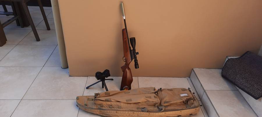 BSA Lightning SE Spring Air Rifle kit, All items in absolute mint working condition! This is a great air rifle kit for a beginner/ intermediate person.

All items are of the highest quality and are very difficult to find online or in shops. Kit includes: BSA Lightning SE Spring Air rifle .177. Retail value ~ R5000 - R6000 (with silencer as shown). Beautiful beech wood stock.

Original BSA AR 3-12x44 A0 scope. Retail value ~ R2000.

Two gun padded bag. Retail value ~ R800

Vanguard Porta Aim Gun Rest. Retail value ~ R900

One tin of pellets included and a free extra 3-9x40 scope! For more technical information see: https://bsaguns.co.uk/air-rifles/spring-guns/lightning-se/