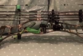 2018 Hoyt Double Xl Compound Bow, Your looking at a 2018 Hoyt Double XL Compound Bow With Top of the line upgrades. Everything you need to start shooting.

- Hoyt Archery Bag that fits the bow and everything listed
- Bee Stinger Microhex Stabilizer
- Fast Eddie Spot Hogg Removable Sight With Level and Three Glowpoint Guides
- Easton Shoulder Strap Quiver for Extra Arrows
- Hoyt Removable on Bow Quiver
- Hoyt Rest
- Scott Shark Release
- 10 5mm Axis Match Grade 300 Spine Arrows
- Easton 6 Broadhead Arrow Head Case Insulated with Rubber and Locking Lid for Safety
- Draw Strength 60-70 lbs
- Draw Length 29in - 32in