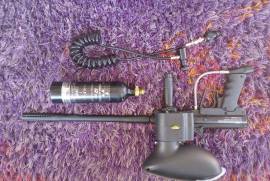 Bt4 ERC PAINTBALL gun , Bt4 ERC paintball gun
Excellent Condition

Electric trigger

Speed loader

Hopper

Longer barrel

Canister included(not filled)
