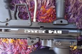Bt4 ERC PAINTBALL gun , Bt4 ERC paintball gun
Excellent Condition

Electric trigger

Speed loader

Hopper

Longer barrel

Canister included(not filled)
