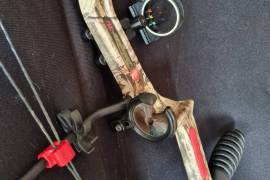 PSE Stinger left hand bow , This is a PSE stinger left handed bow, it is set I think to 70 pounds . It is in perfect working order and comes with an Outdoor mountain prodcuts bow bag, sights, arrow stabaliser, and 6 arrows with practice heads. Also has a release by scott