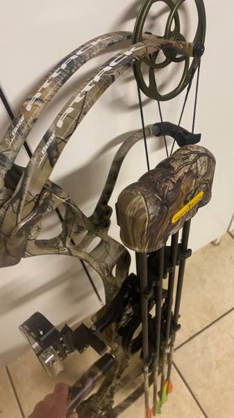 Bear Attack Compound Bow, Right hand bow. 32