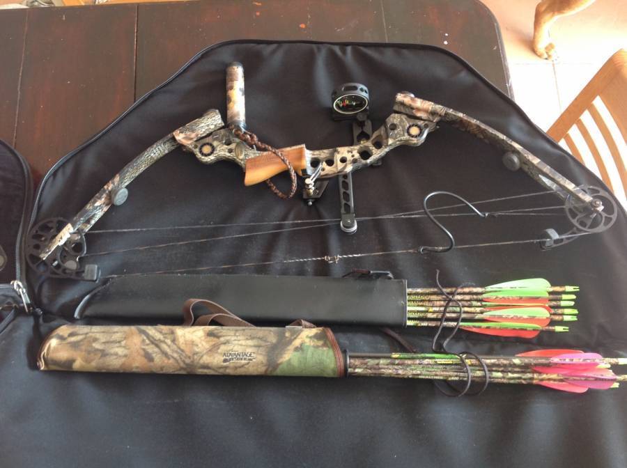 Mathews Mustang 50 lb compound bow, Very well looked after bow. Belongs to a woman that hardly used it.
Comes completely rigged, ready to use.
50lb bow.
Many extras included, eg carry bag, arrows, broad heads, bowstring.
