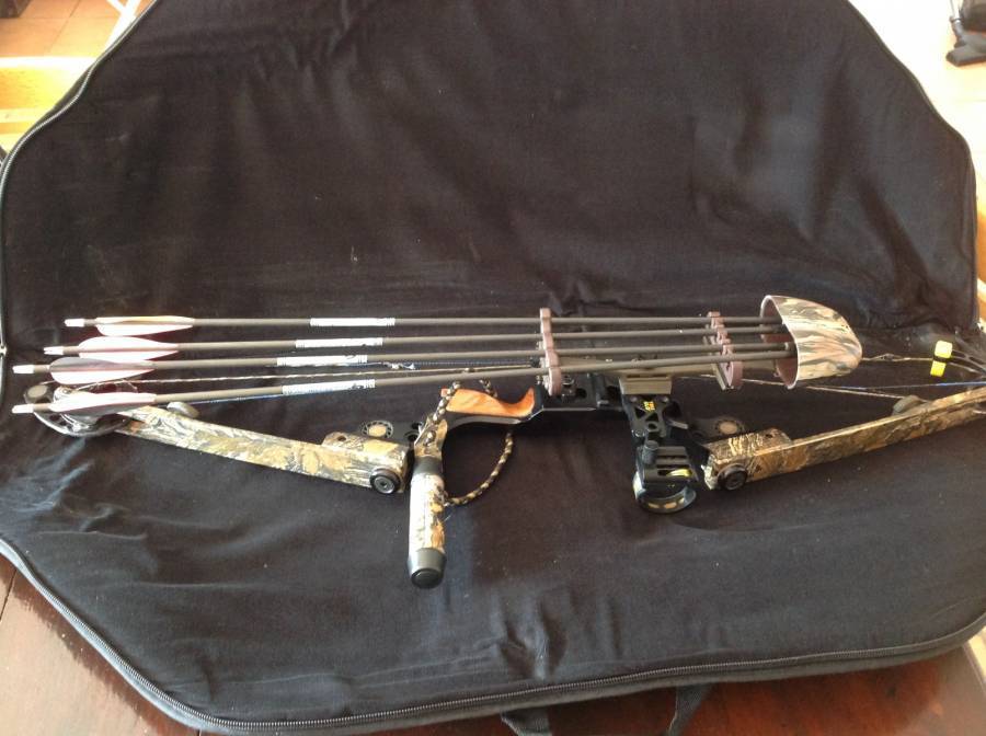 Mathews Blackmax II 80lb compound bow, The Mathews Blackmax II is in a very good condition and comes with extras, eg carry bag, arrows, broadheads, etc.
Completely rigged. Only needs a new bowstring.