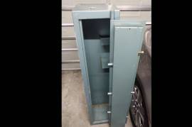 3 Rifle safe, 3 rifle safe

very good condition

Has 2 storage racks on the side

1300(H)x290(W)x290(D)

x2 keys
6mm door 3mm body

SABS approved















