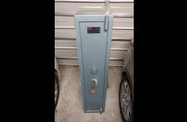 3 Rifle safe, 3 rifle safe

very good condition

Has 2 storage racks on the side

1300(H)x290(W)x290(D)

x2 keys
6mm door 3mm body

SABS approved














