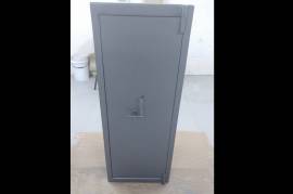 10 rifle safe, 10 rifle safe with lots of shelving for storage
1300(H)x520(D)x520(W) larger than standard safes
SABS approved
6mm door 3mm body
x2 keys 