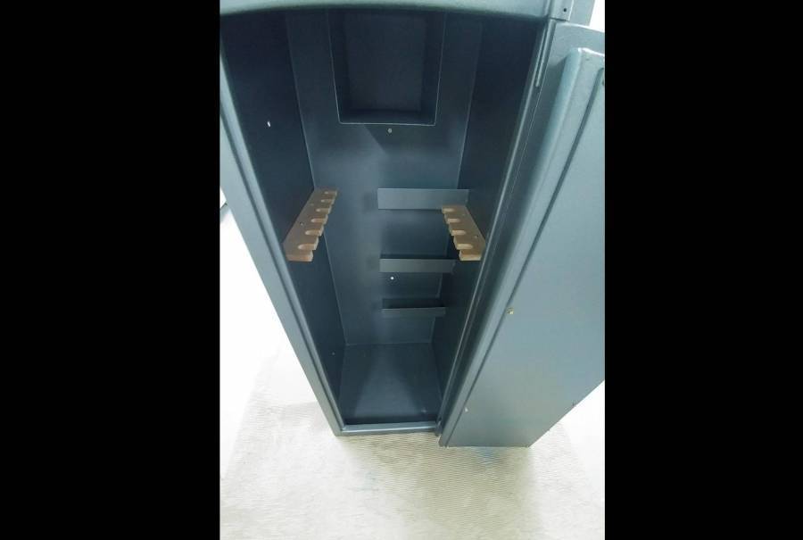 10 rifle safe, 10 rifle safe with lots of shelving for storage
1300(H)x520(D)x520(W) larger than standard safes
SABS approved
6mm door 3mm body
x2 keys 