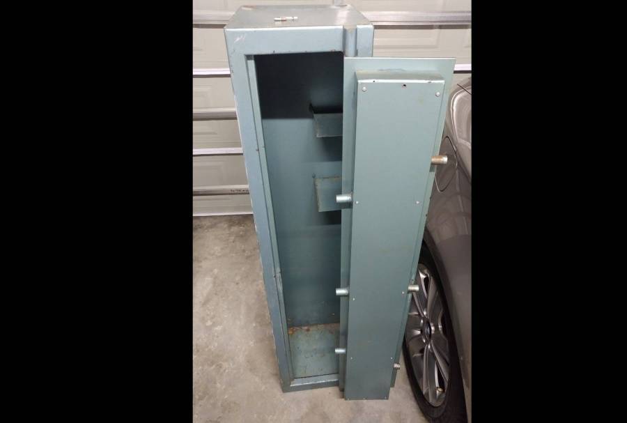 3 rifle safe, 3 rifle safe

very good condition

Has 2 storage racks on the side

1300(H)x290(W)x290(D)

x2 keys

SABS approved
