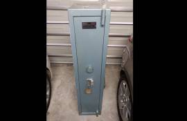 3 rifle safe, 3 rifle safe

very good condition

Has 2 storage racks on the side

1300(H)x290(W)x290(D)

x2 keys

SABS approved
