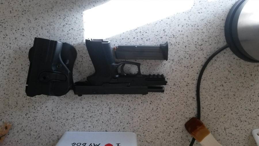 Sig Sauer Sp2022, Excellant condition, hardly used, comes with a spare magazine and holster.
