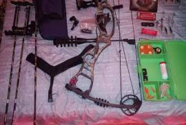 Hoyt Vector turbou, Rh, 80 pound with extras and bag and 5 pin truglo sight