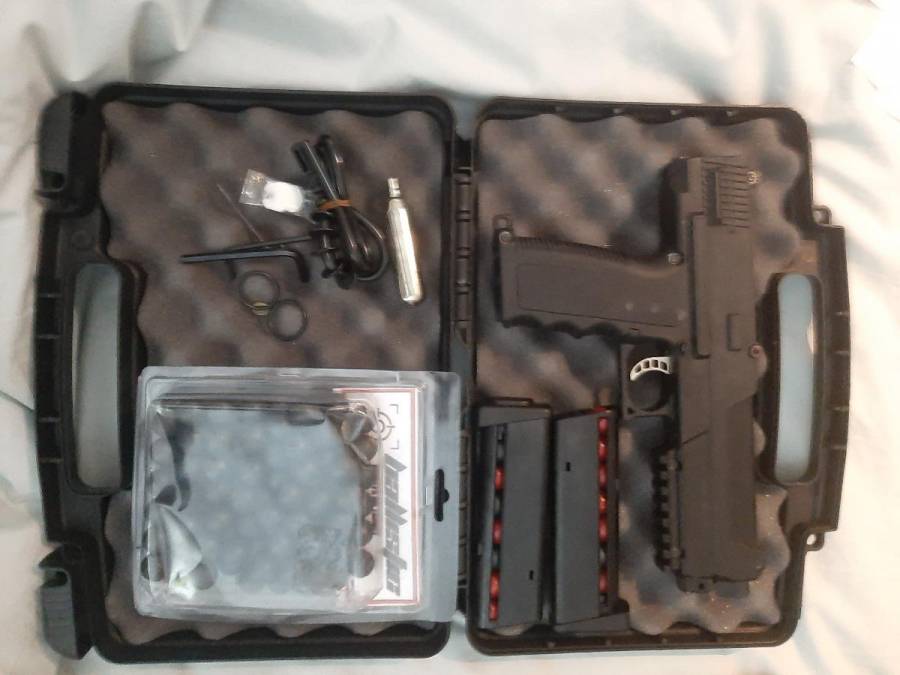 TIPPMANN TIPX, Never used. Includes case, 2x magazines, 2x gas canisters, 100 nylon balls, 12 pepper balls. 