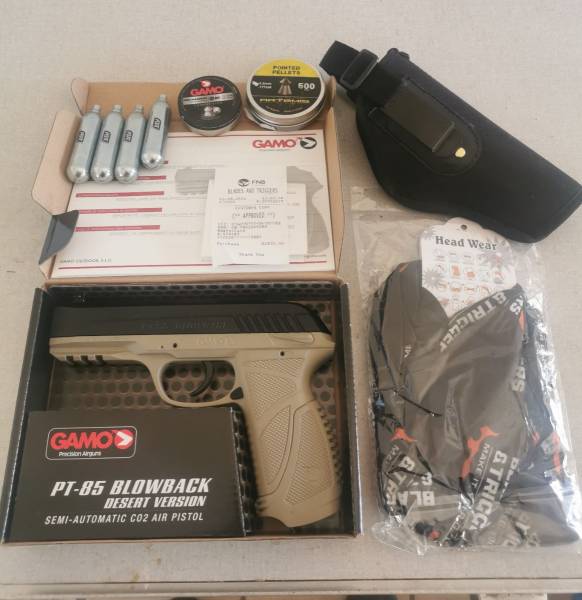 Gamo PT-85 Blowback, Gamo PT 85. 177 air pistol 
4 co2 canisters 
+-750 pellets 
Righthand inside/outside holster 
Brand new blades and triggers buff
Blades and triggers carry bag
Original slip and warranty in box
 