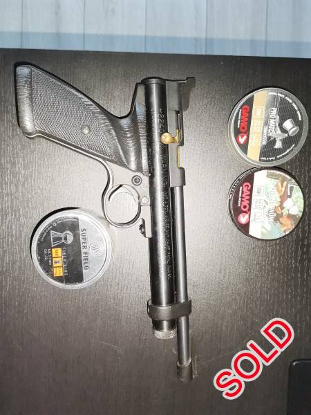 . 22/5.5 Crosman 2240 co2 air pistol, Good condition, very powerful, pellets included
