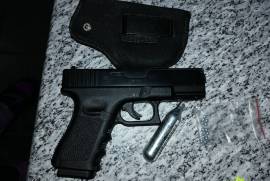 Gas Glock19 , Plus holster and 2 canisters. 0633602530 